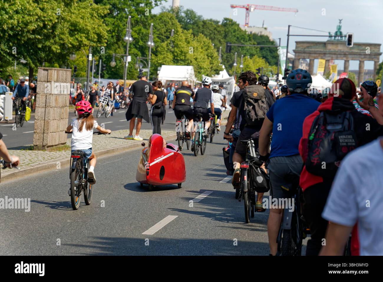 ADFC Sternfahrt Berlin 01.06.2025. Die insgesamt 20 Routen führen auch über die A115 Avus und A100. Ziel war nachmittags der große Stern an der Sie Stockfoto