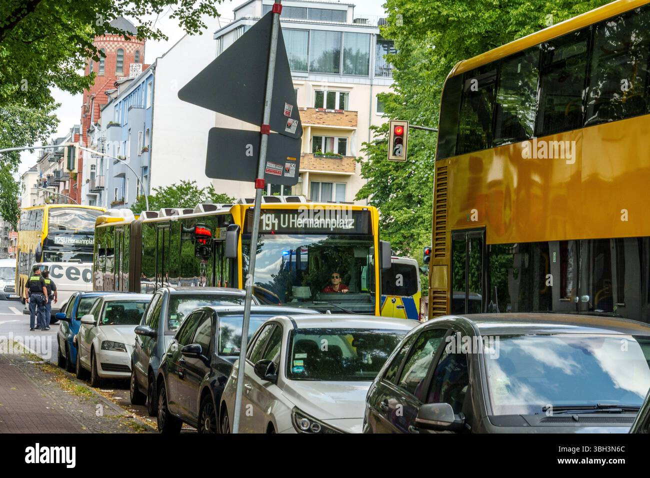 Verkehrschaos bei Feuerwehreinsatz in der Pannierstraße in Berlin-Neukölln, Baustellenbrand, Feuerwehr, Einsatzfahrt mit Blaulicht, Stockfoto