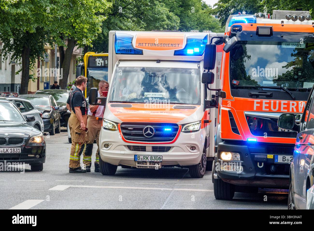 Feuerwehreinsatz in der Pannierstraße in Berlin-Neukölln, Baustellenbrand, Feuerwehr, Einsatzfahrt mit Blaulicht, Stockfoto