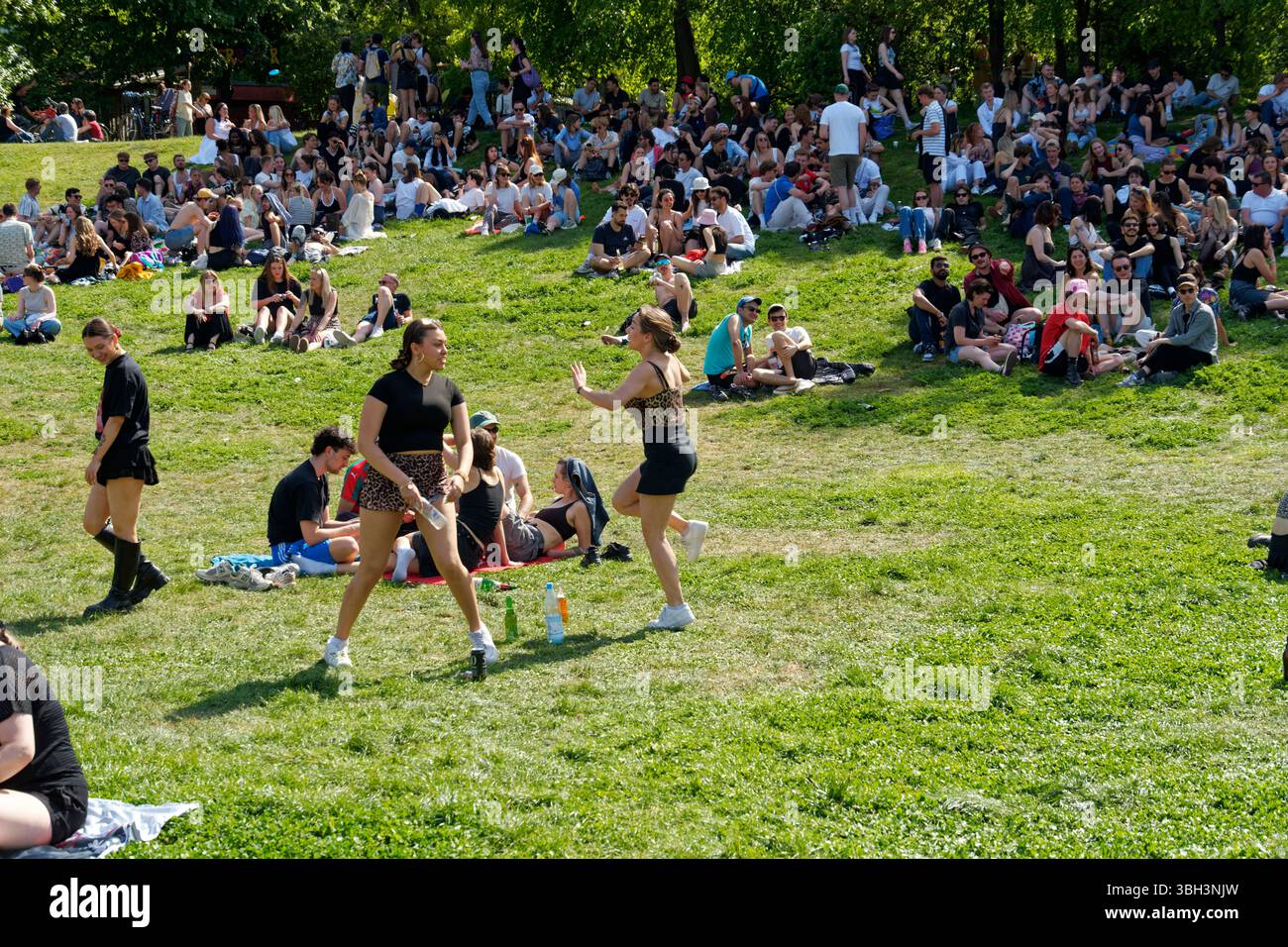 Mai, Tag der Arbeit, Menschenmenge im Görlitzer Park, Party, Feiern, Treffpunkt, Berlin-Kreuzberg Stockfoto