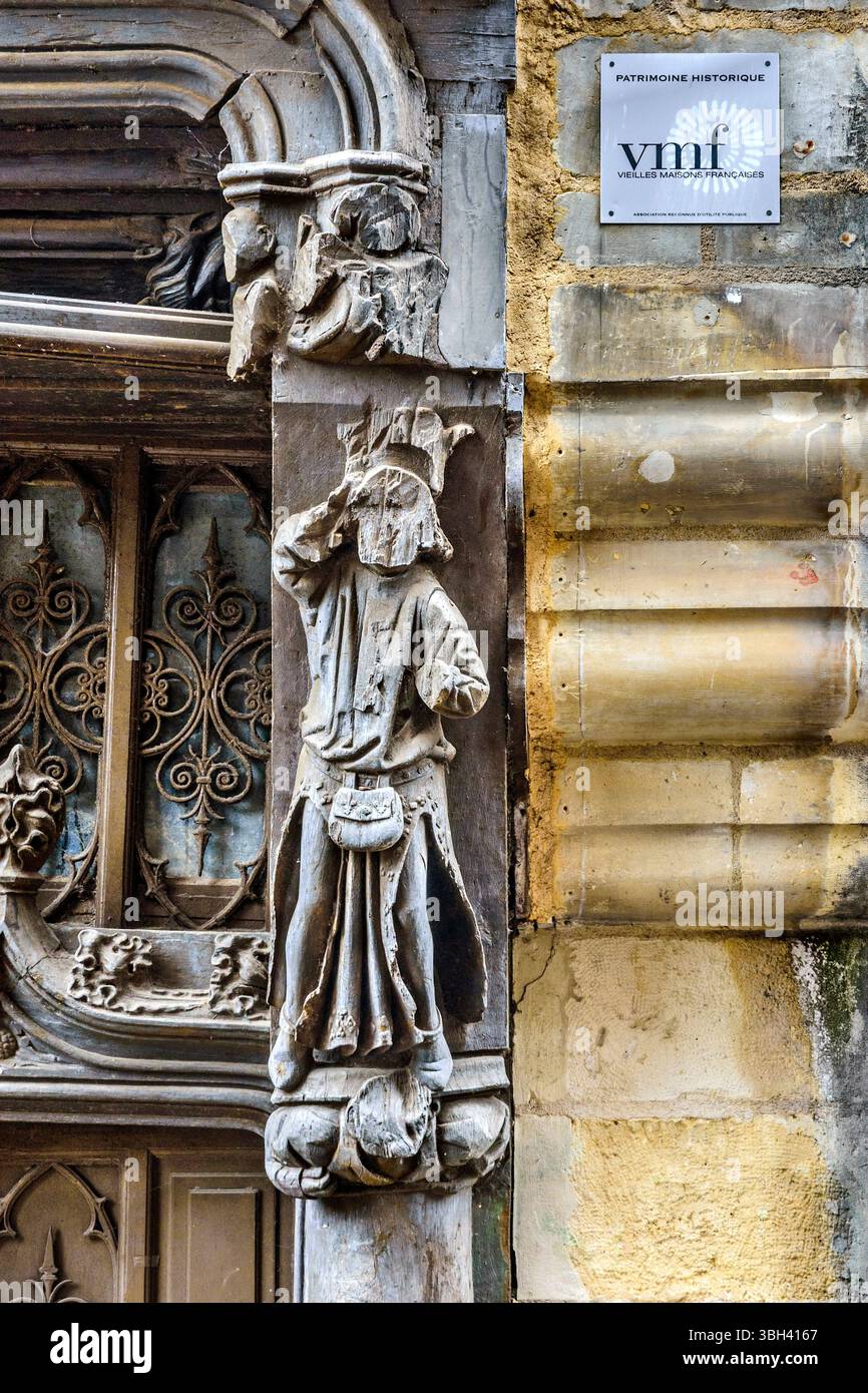 VMF-Schild (Vieilles Maisons Francaises) über mittelalterlicher geschnitzter Figur an der Fassade eines alten denkmalgeschützten Hauses in Tours, Indre-et-Loire (37), Frankreich. Stockfoto