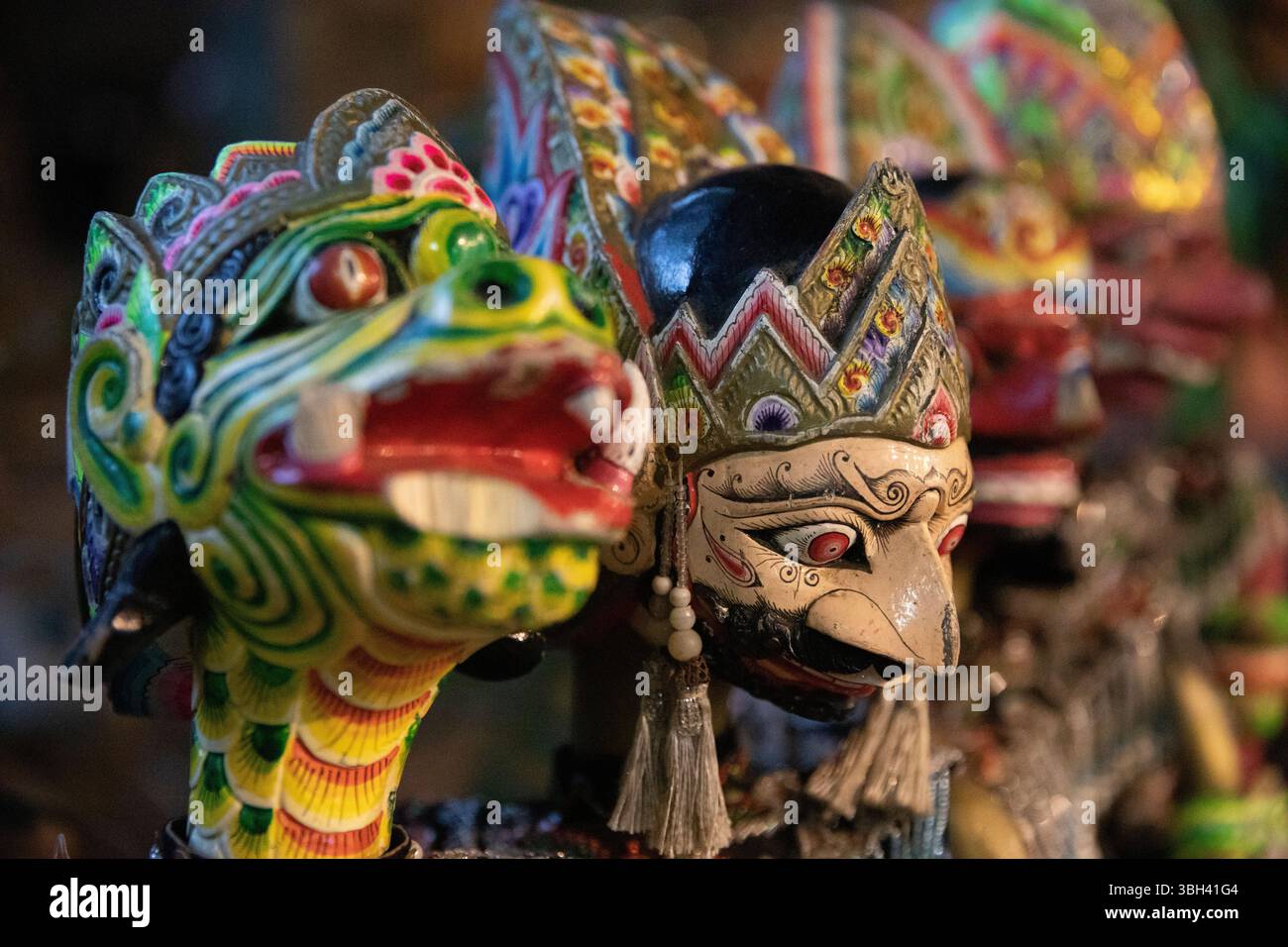 Traditionelle javanische Holzpuppen namens Wayang werden in Jakarta, Indonesien, ausgestellt Stockfoto