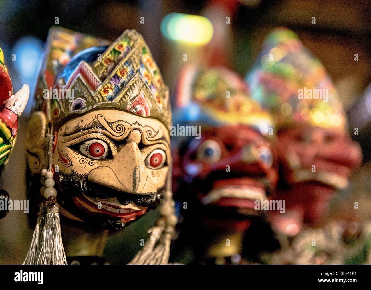 Traditionelle javanische Holzpuppen namens Wayang werden in Jakarta, Indonesien, ausgestellt Stockfoto