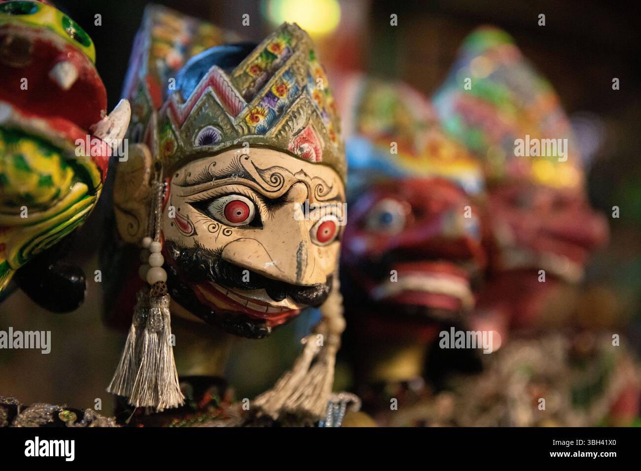 Traditionelle javanische Holzpuppen namens Wayang werden in Jakarta, Indonesien, ausgestellt Stockfoto