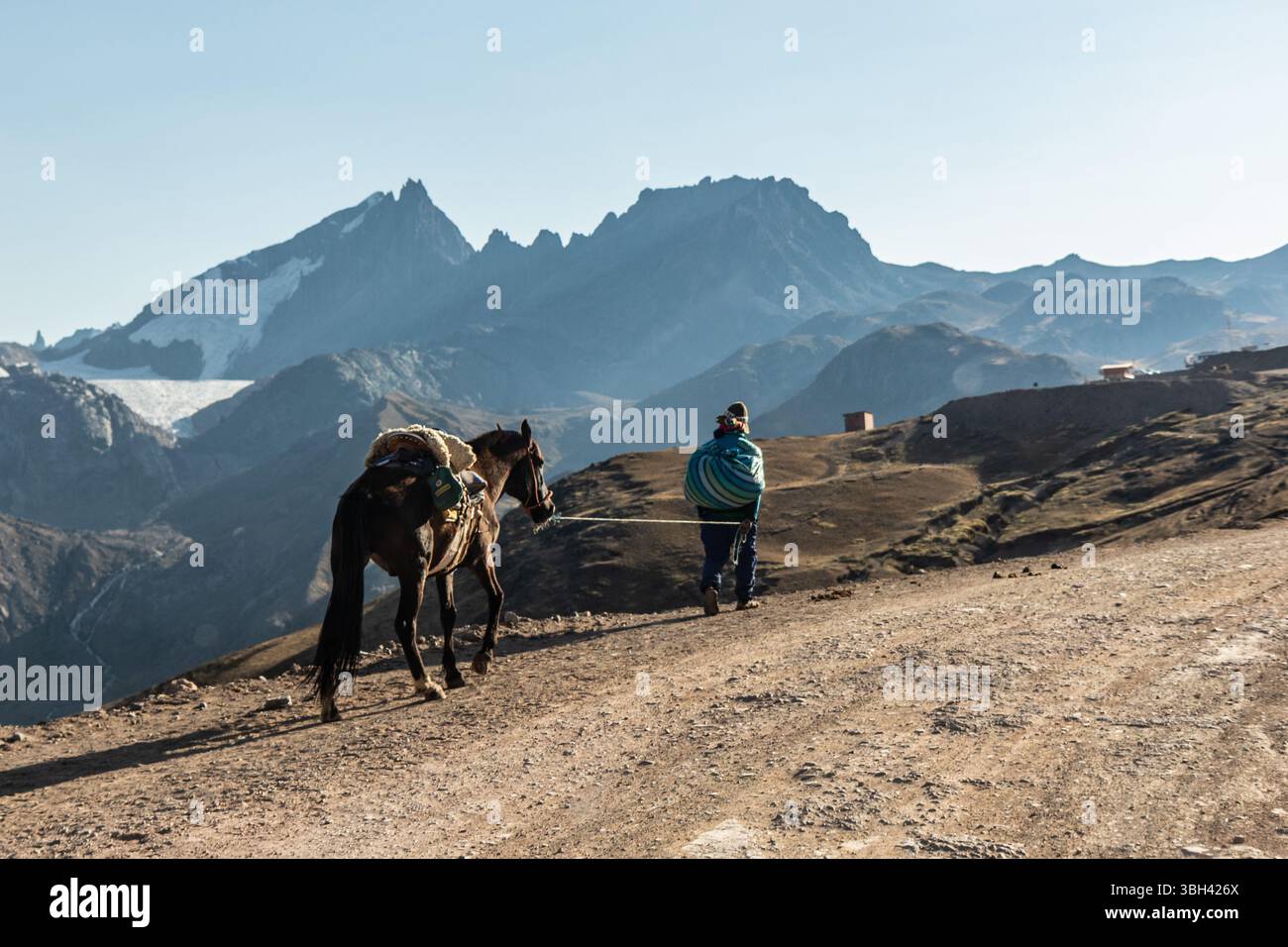 Ein einheimischer Mann mit seinem Pferd auf dem Weg zum Berg Vinicunca Rainbow, Peru Stockfoto