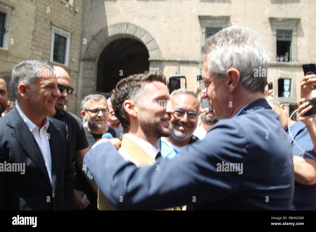Neapel, Italien. Juni 2025. Der belgische Fußballspieler wurde in einer Zeremonie vom Bürgermeister Gaetano Manfredi.ny (Foto: Salvatore Esposito/Pacific Press) ausgezeichnet Stockfoto