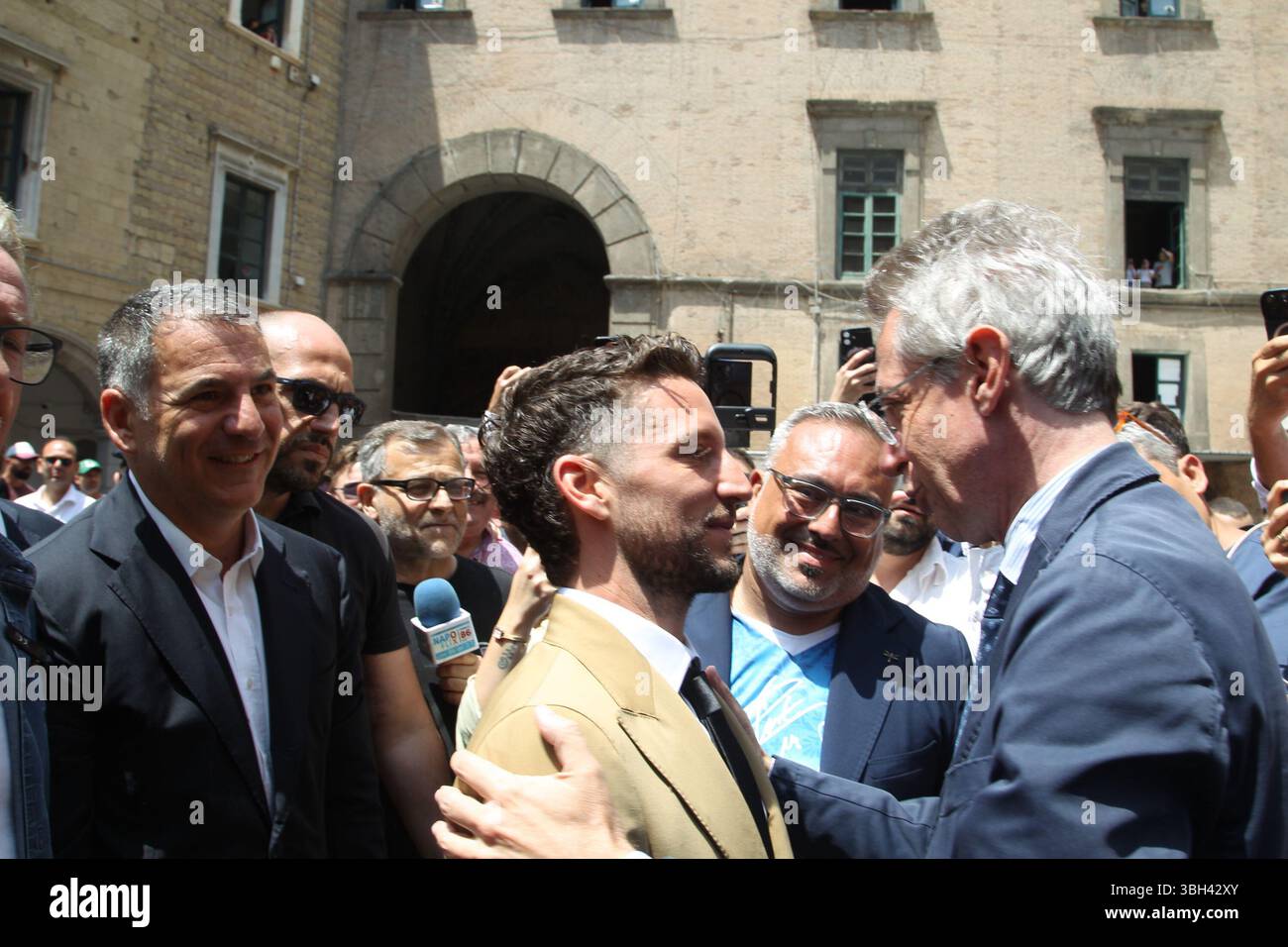 Neapel, Italien. Juni 2025. Der belgische Fußballspieler wurde in einer Zeremonie vom Bürgermeister Gaetano Manfredi ausgezeichnet. (Foto: Salvatore Esposito/Pacific Press) Credit: Pacific Press Media Production Corp./Alamy Live News Stockfoto