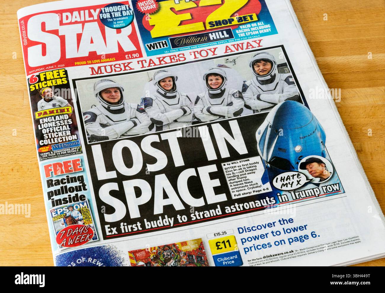 7. Juni 2025. Titelzeile in Daily Star lautet Lost in Space Ex erster Freund, der Astronauten in Trump-Reihe anschnallt. Ein Verweis auf Elon Musks Drohung, die SpaceX Dragon Raumsonde stillzulegen, in seinen anhaltenden Auseinandersetzungen mit Donald Trump. Stockfoto