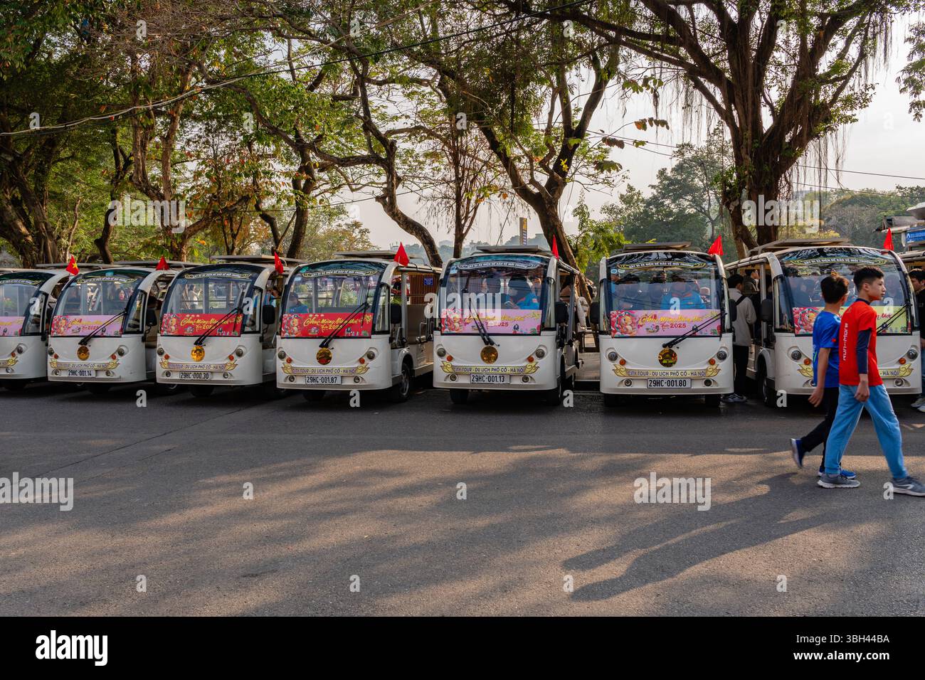 Hanoi, Vietnam - 9. Februar 2025: Reihe von Touristenbussen. Stockfoto