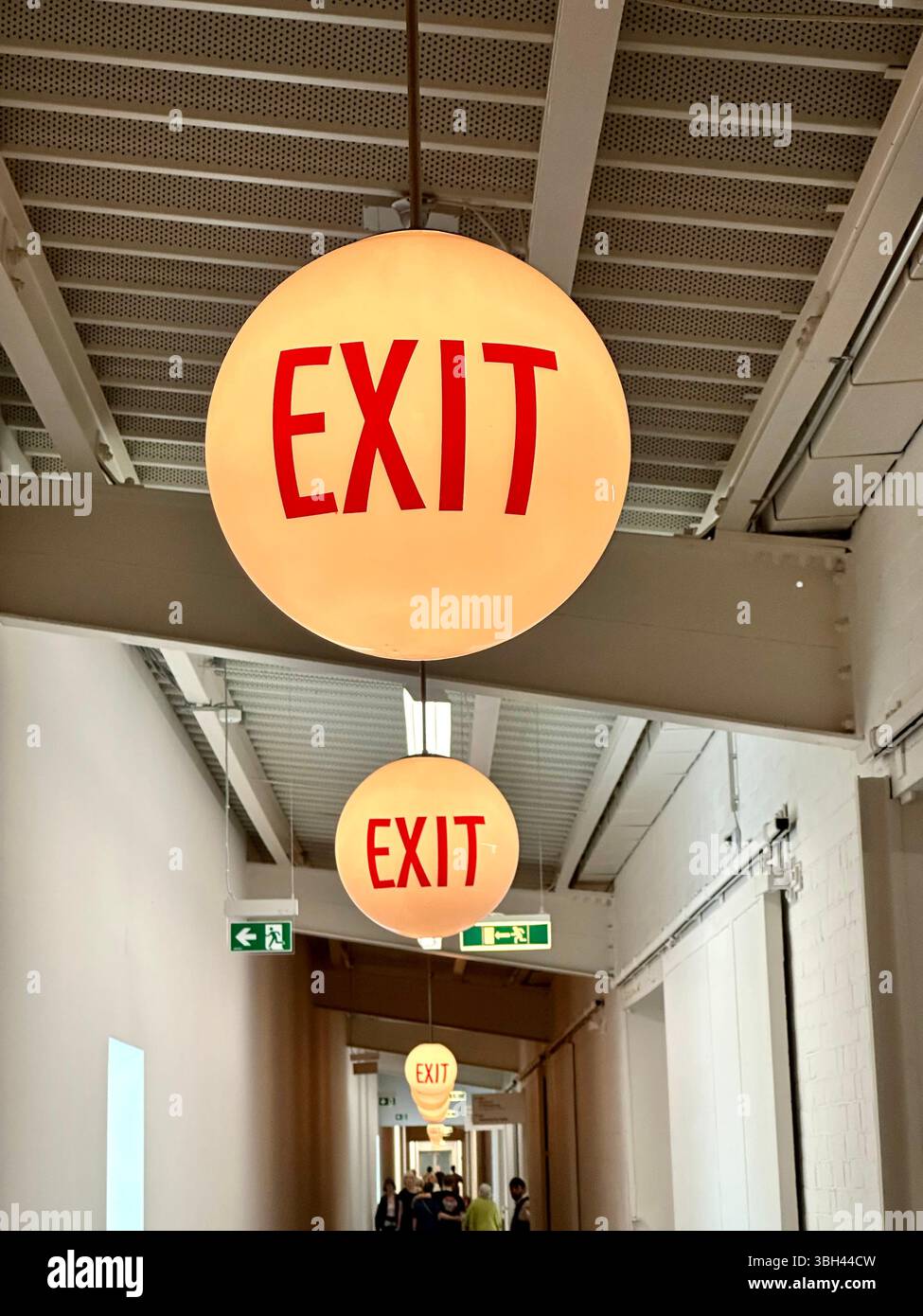 Deckenleuchten mit dem Wort EXIT im Hamburger Bahnhof – Nationalgalerie der Gegenwart, Berlin, Deutschland Stockfoto