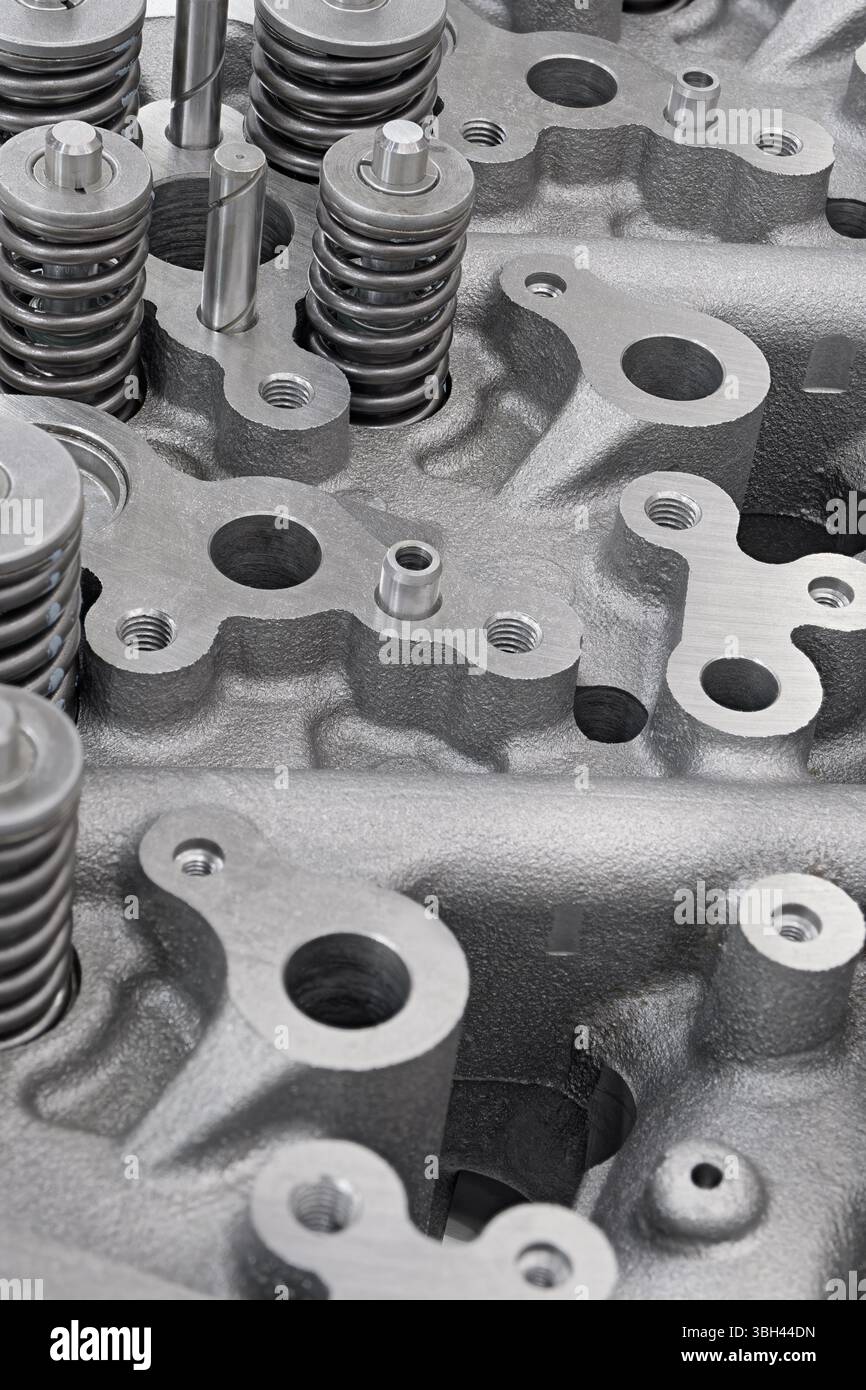 Zylinderkopf eines Verbrennungsmotors mit ausgebauter Abdeckung, Innenteile sind sichtbar. Nahaufnahme, selektiver Fokus, technologischer Hintergrund. Stockfoto