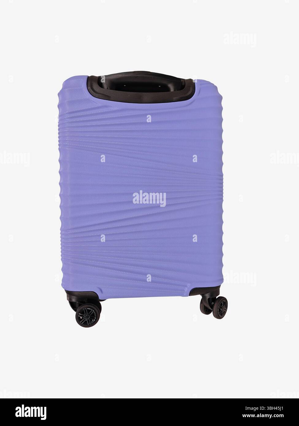 Ein leuchtend violetter Koffer mit glatten Rädern befindet sich aufrecht in einem Flughafenterminal. Helle Beleuchtung zeigt einen geschäftigen Reisetag an, da die Passagiere m Stockfoto