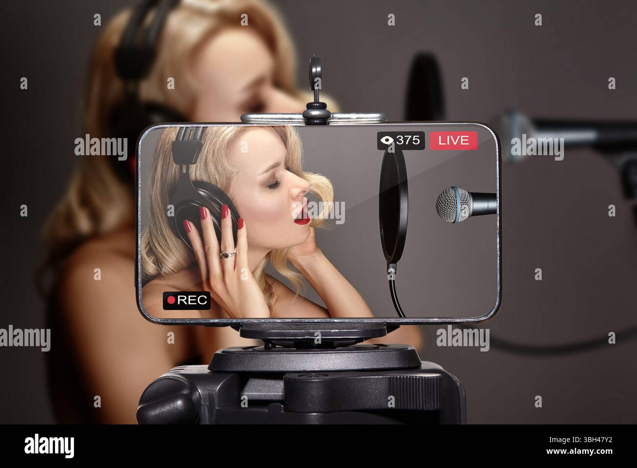 Selbstbewusste Künstlerin, die aus einem Heimstudio sendet und digitale Inhalte für ihr Publikum erstellt. Konzept der modernen Musikproduktion, Eigenwerbung Stockfoto