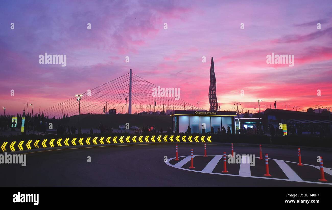 Violetter Sonnenuntergang in Baku Stadt Stockfoto