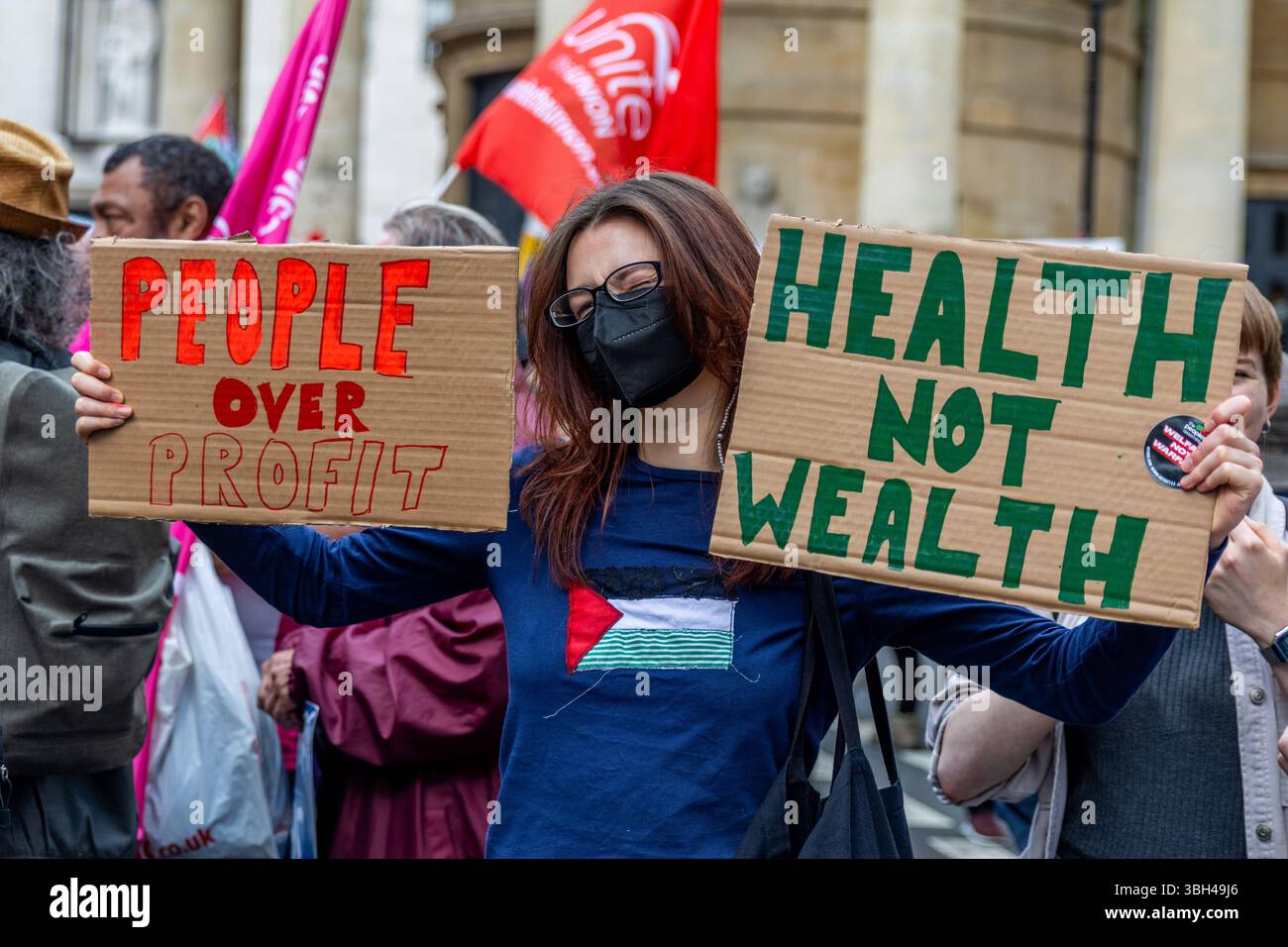 Aktivisten versammelten sich am Portland Place und marschierten nach Whitehall und forderten die Regierung auf, in Wohlfahrtsdienste statt in die Verteidigungsindustrie zu investieren. Die meisten Demonstranten haben gegen die Sparpolitik gesungen. Stockfoto