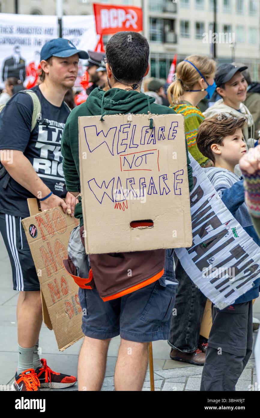 Aktivisten versammelten sich am Portland Place und marschierten nach Whitehall und forderten die Regierung auf, in Wohlfahrtsdienste statt in die Verteidigungsindustrie zu investieren. Die meisten Demonstranten haben gegen die Sparpolitik gesungen. Stockfoto