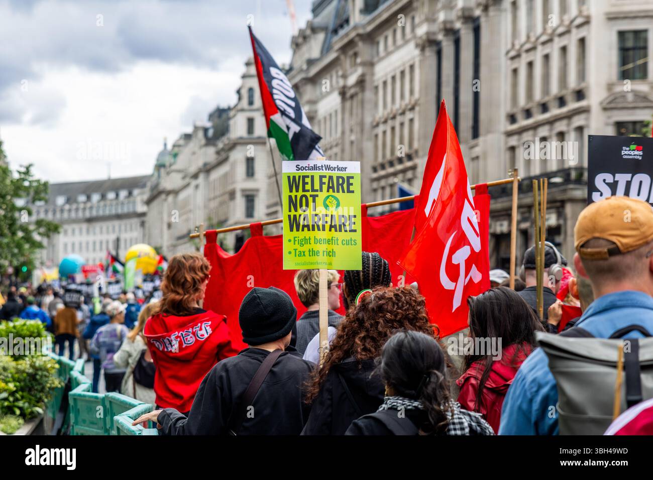 Aktivisten versammelten sich am Portland Place und marschierten nach Whitehall und forderten die Regierung auf, in Wohlfahrtsdienste statt in die Verteidigungsindustrie zu investieren. Die meisten Demonstranten haben gegen die Sparpolitik gesungen. Stockfoto