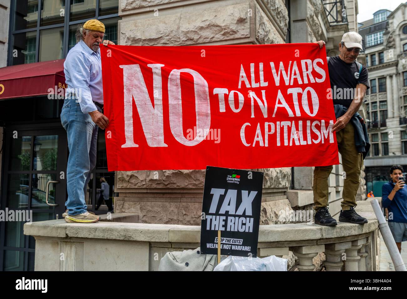 Aktivisten versammelten sich am Portland Place und marschierten nach Whitehall und forderten die Regierung auf, in Wohlfahrtsdienste statt in die Verteidigungsindustrie zu investieren. Die meisten Demonstranten haben gegen die Sparpolitik gesungen. Stockfoto