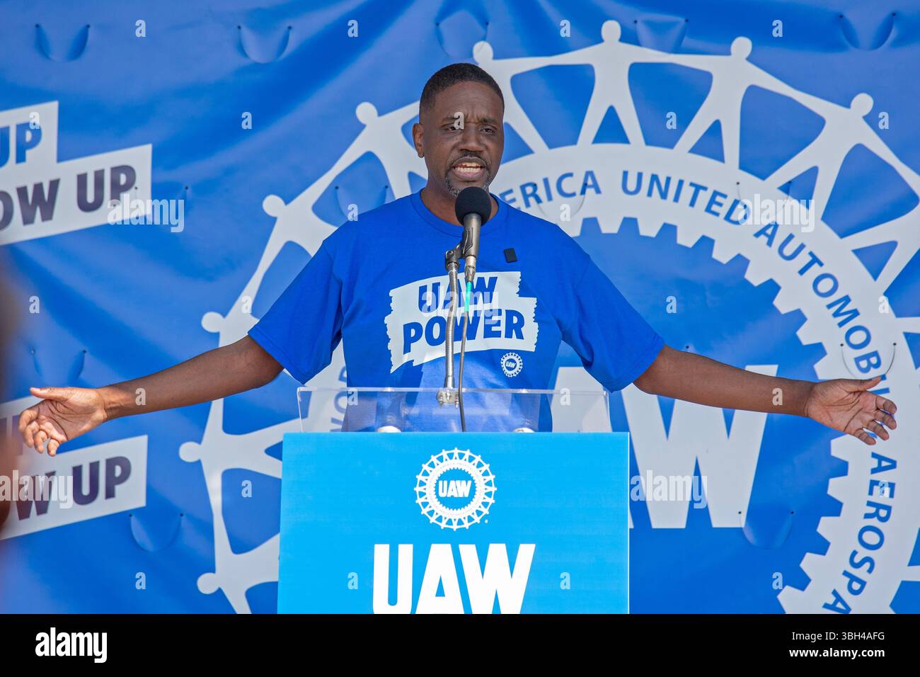 Detroit, Michigan, USA. Juni 2025. Mitglieder der United Auto Workers versammeln sich, um Pastor Solomon Kinloch, Kandidat für den Bürgermeister von Detroit, zu unterstützen. Kinloch ist ein ehemaliges Mitglied der UAW und heute Pastor der konfessionslosen Triumph Church, die 40.000 Mitglieder an acht Standorten hat. Quelle: Jim West/Alamy Live News Stockfoto