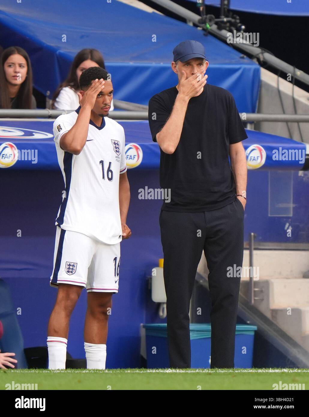 Englands Trent Alexander-Arnold mit Trainer Thomas Tuchel an der Touchline während der WM-Qualifikation im RCDE-Stadion in Barcelona, Spanien. Bilddatum: Samstag, 7. Juni 2025. Stockfoto
