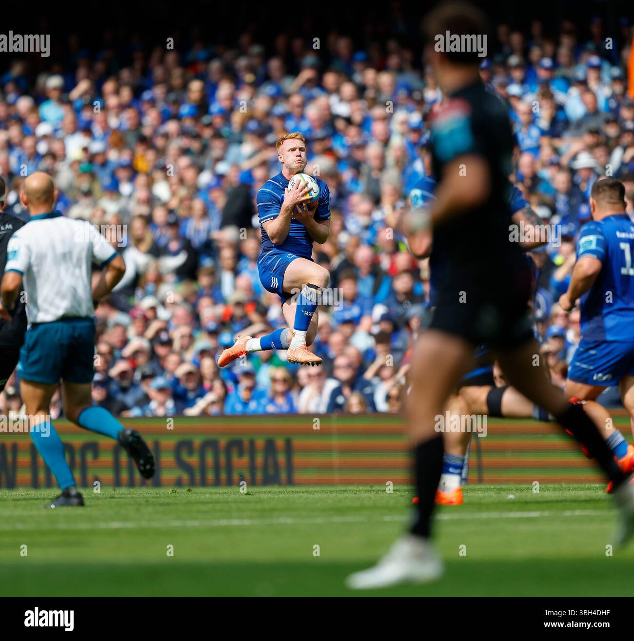 Aviva Stadium, Dublin, Irland. Juni 2025. United Rugby Championship, Semi Finals, Leinster gegen Glasgow Warriors; Ciarán Frawley of Leinster sammelt den hohen Ball Credit: Action Plus Sports/Alamy Live News Stockfoto