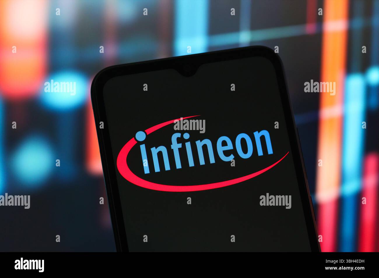 In dieser Abbildung wird das Infineon Technologies Logo auf einem Smartphone-Bildschirm angezeigt. Stockfoto