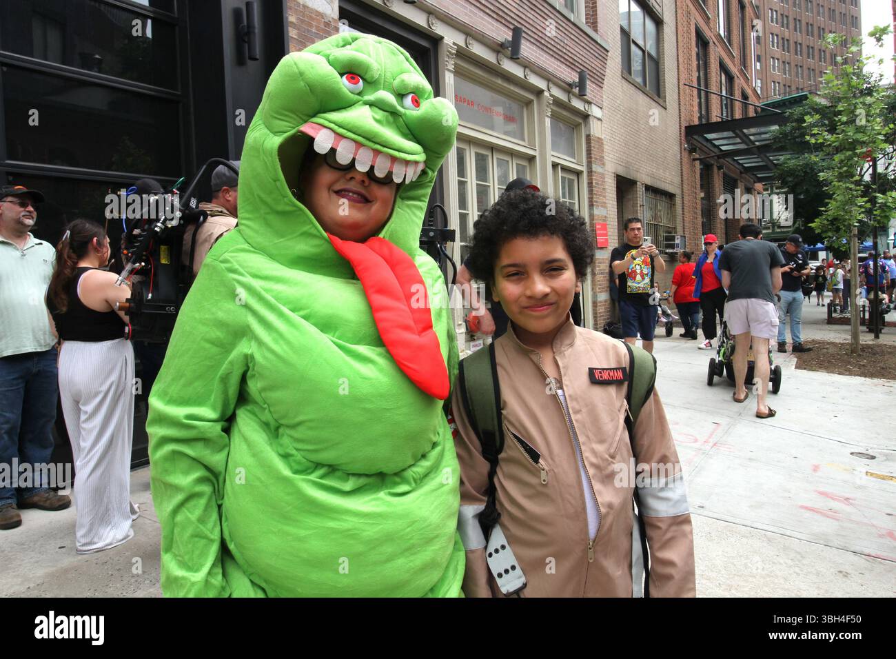 Manhattan, New York, USA. Juni 2025. Der Ghostbusters Day ist eine jährliche Feier zu Ehren des legendären Films Ghostbusters aus dem Jahr 1984. Der Film wurde 2014 anlässlich des 30-jährigen Jubiläums des Films veröffentlicht. Die Veranstaltung findet außerhalb der FDNY Ladder 8 in Tribeca statt, dem Hauptquartier der Geisterbesatzung im Originalfilm von 1984. (Kreditbild: © Bruce Cotler/ZUMA Press Wire) NUR REDAKTIONELLE VERWENDUNG! Nicht für kommerzielle ZWECKE! Quelle: ZUMA Press, Inc./Alamy Live News Stockfoto
