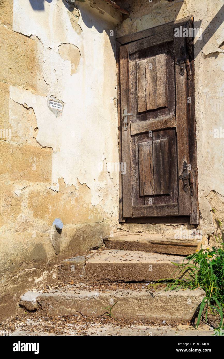 Alte Tür mit Treppe zur Kirche, Mikulov, Tschechische Republik Stockfoto