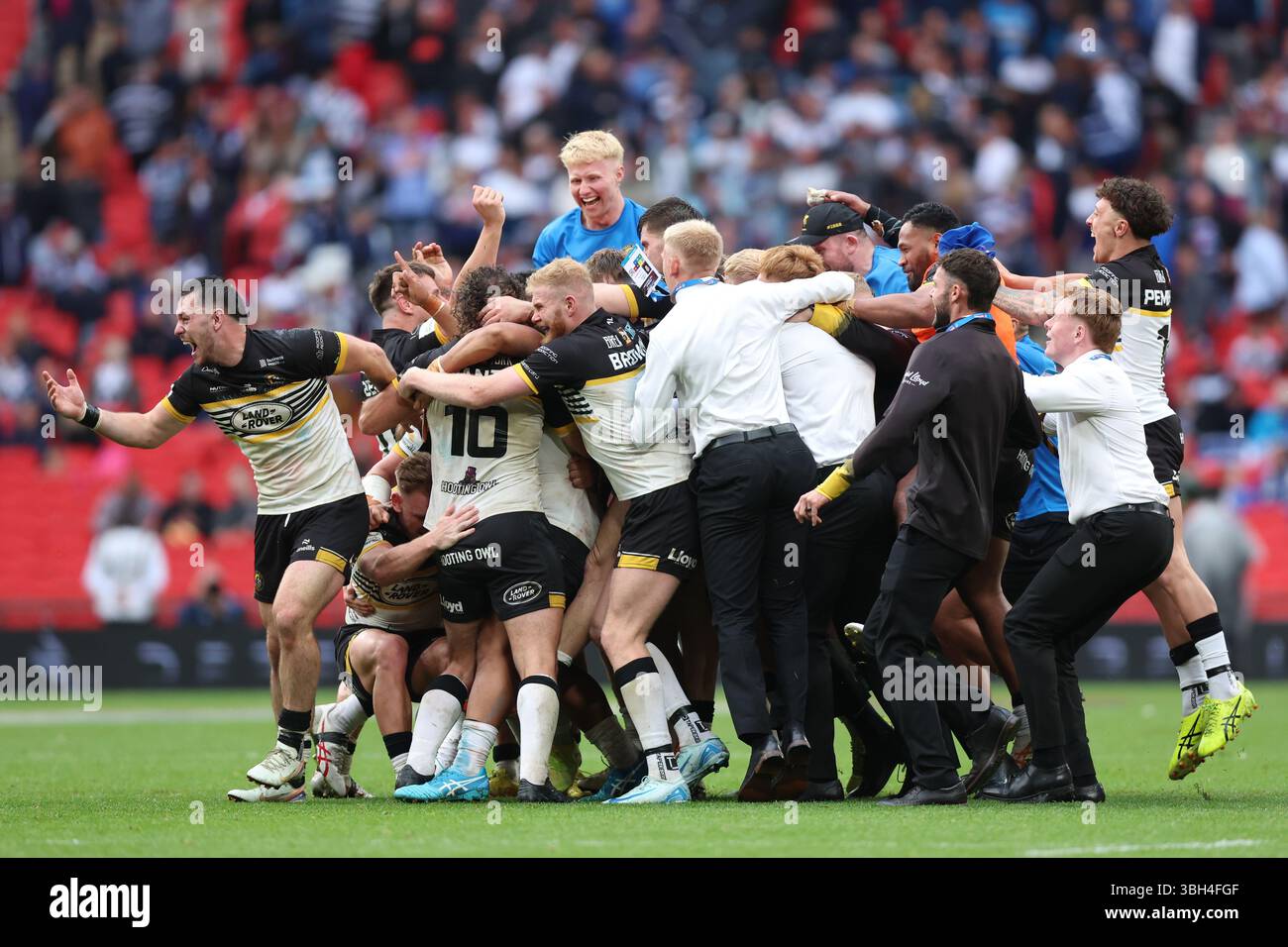 York Knights' Liam Harris (obscured) feiert mit Teamkollegen und Coaching-Mitarbeitern, nachdem sie das Spiel mit einem Drop Kick in einer goldenen Extrazeit im Cup-Finale 1895 im Wembley Stadium, London, gewonnen haben. Bilddatum: Samstag, 7. Juni 2025. Stockfoto