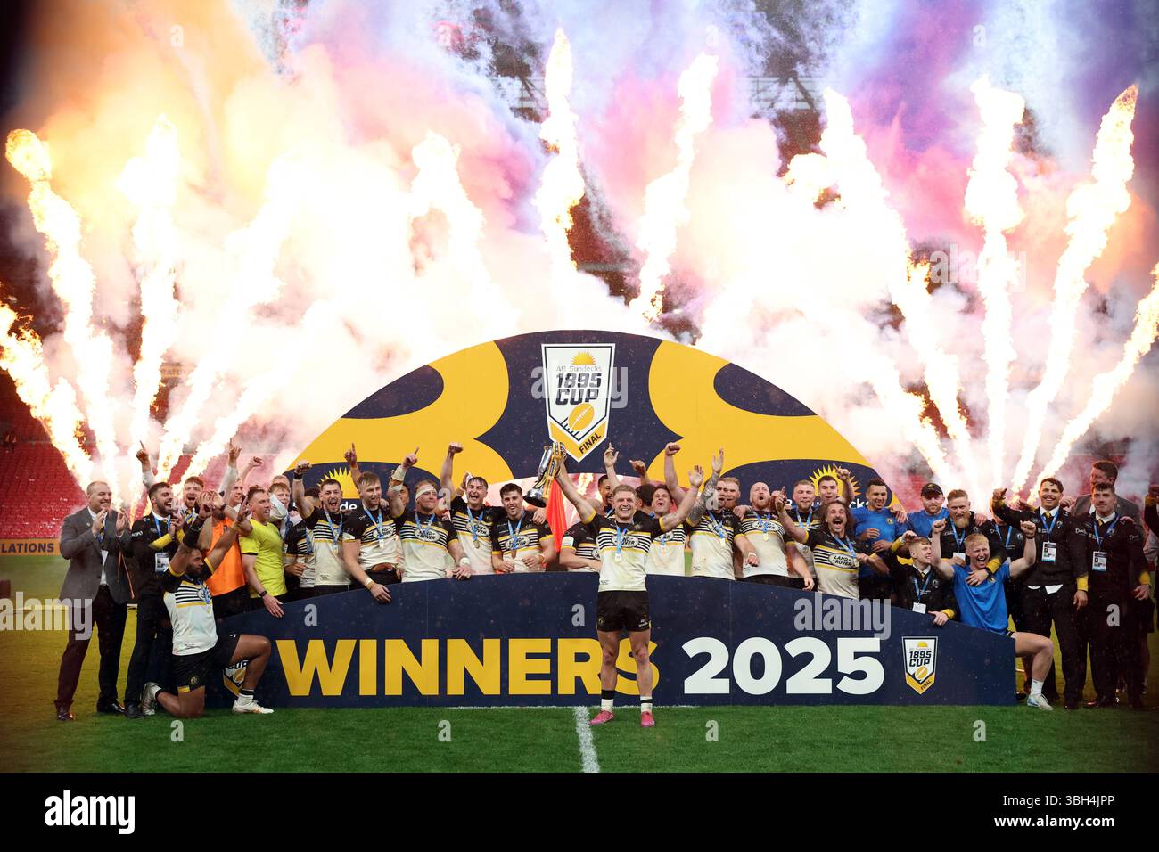 York Knights' Liam Harris (Mitte) feiert mit der Trophäe und Teamkollegen beim Finale des Cups 1895 im Wembley Stadium, London. Bilddatum: Samstag, 7. Juni 2025. Stockfoto