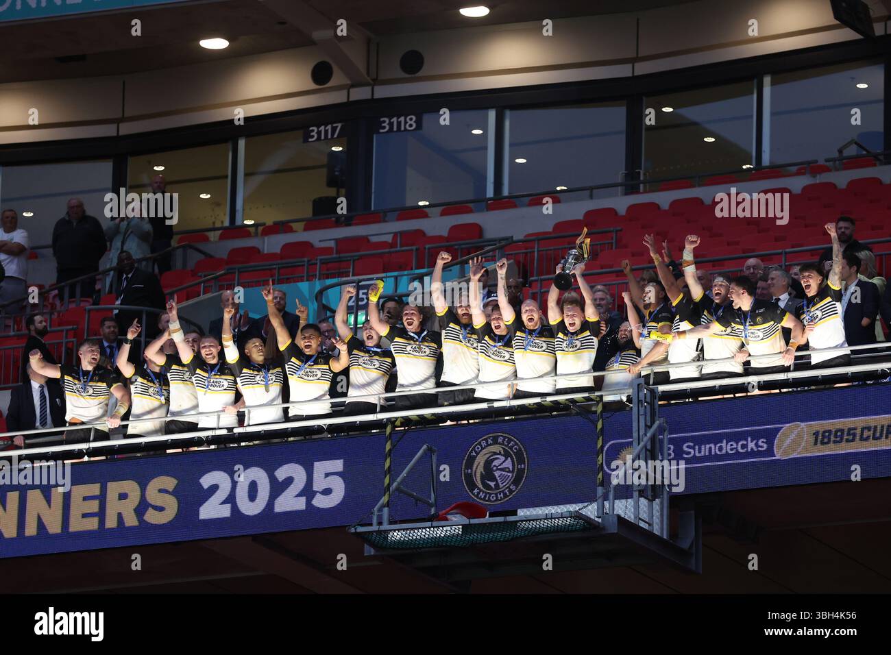 Die York Knights holen die Trophäe nach dem Finale des Cups 1895 im Wembley Stadium in London. Bilddatum: Samstag, 7. Juni 2025. Stockfoto