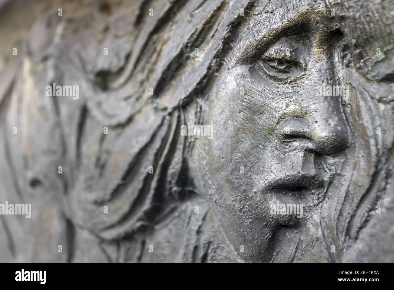 BAS-Relief-Gesicht einer leidenden Frau. Hintergründe und Konzepte Stockfoto