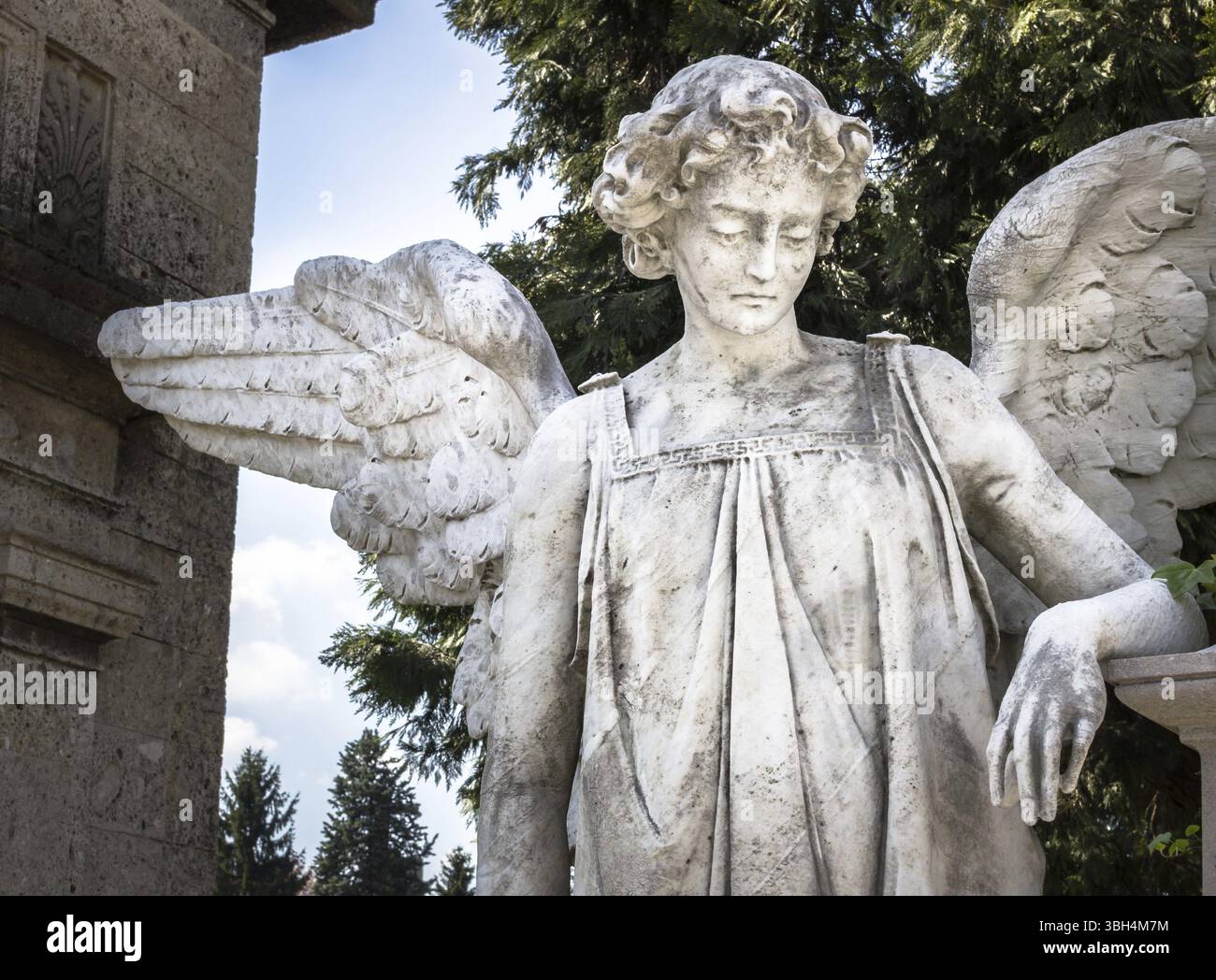 Statue eines weinenden Engels an einem Grab gelehnt Stockfoto Statue eines weinenden Engels an einem Grab gelehnt Stockfoto