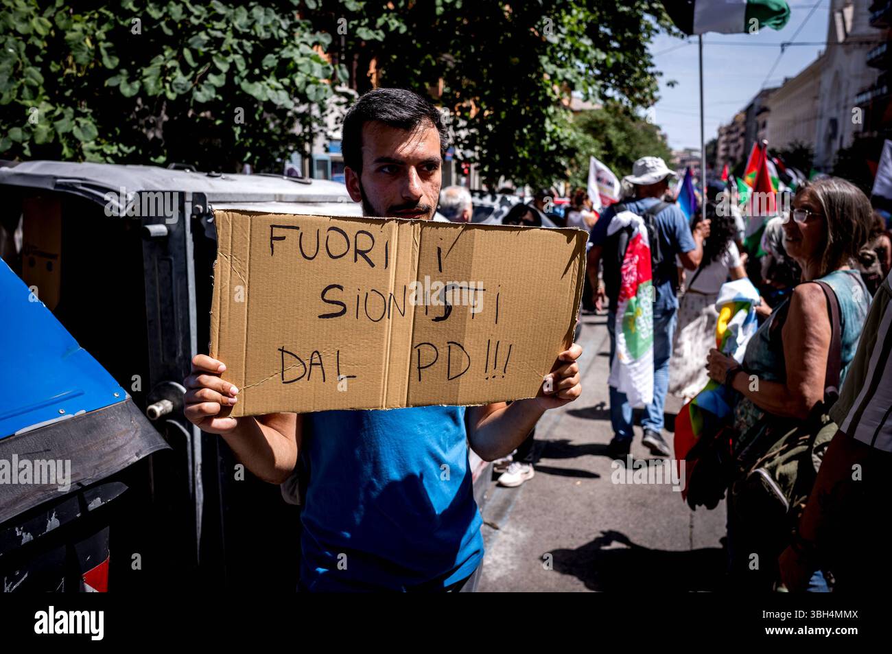 Demonstration zur Unterstützung der Palästinenser in ROM, ITALIEN - 7. JUNI: Ein Demonstrant hält ein Schild mit der Aufschrift: Holen Sie die Zionisten aus der Demokratischen Partei, während der Demonstration, die von italienischen Oppositionsparteien aufgerufen wurde, genug zu dem Massaker an palästinensischen Zivilisten in Gaza und den Verbrechen der rechtsextremen Regierung von Netanjahu am 7. Juni 2025 in Rom, Italien, zu sagen. Rom Italien Copyright: XStefanoxMontesix Stockfoto