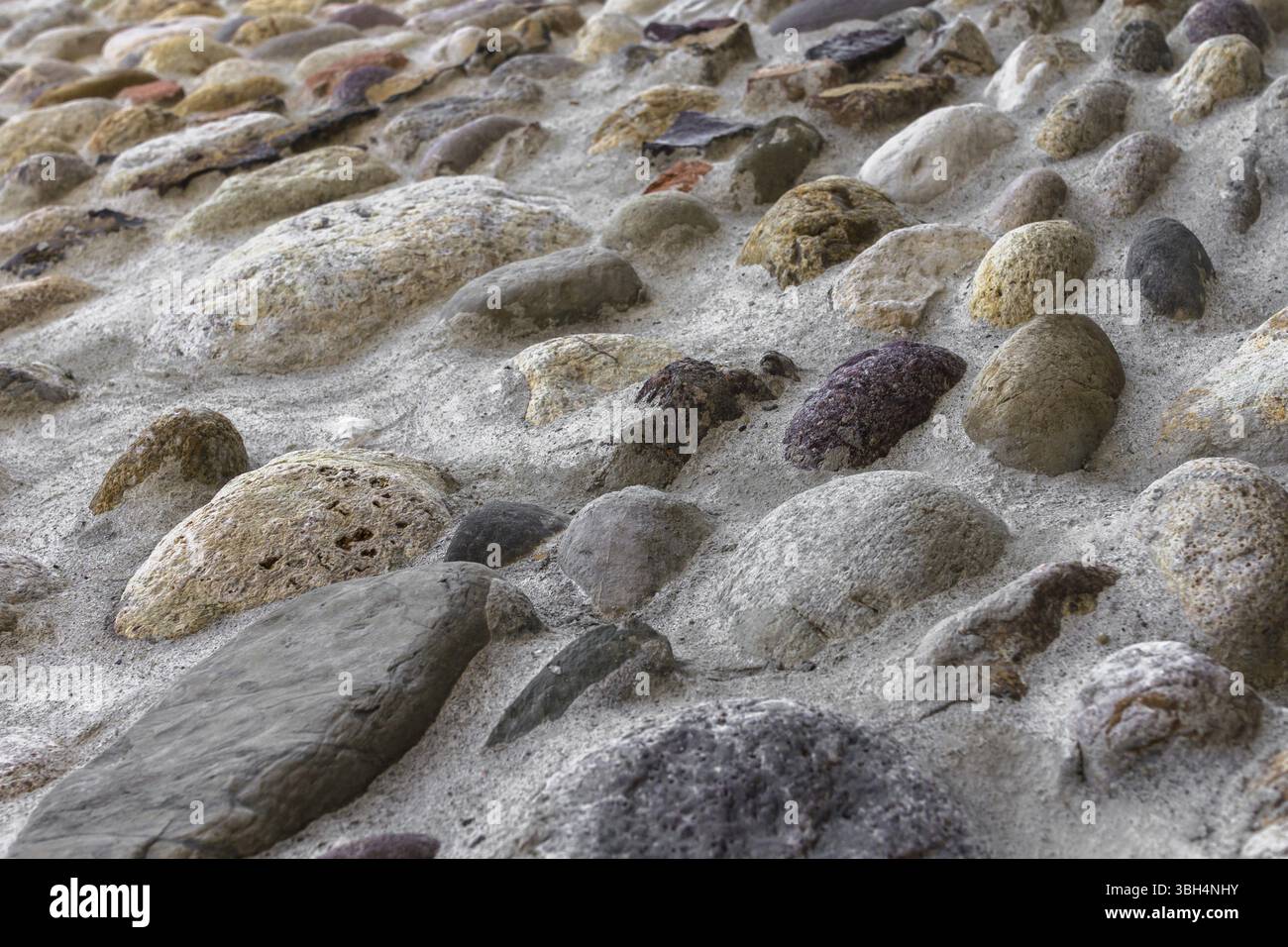 Vorderansicht einer Steinwand mit unregelmäßigem Schnitt Stockfoto