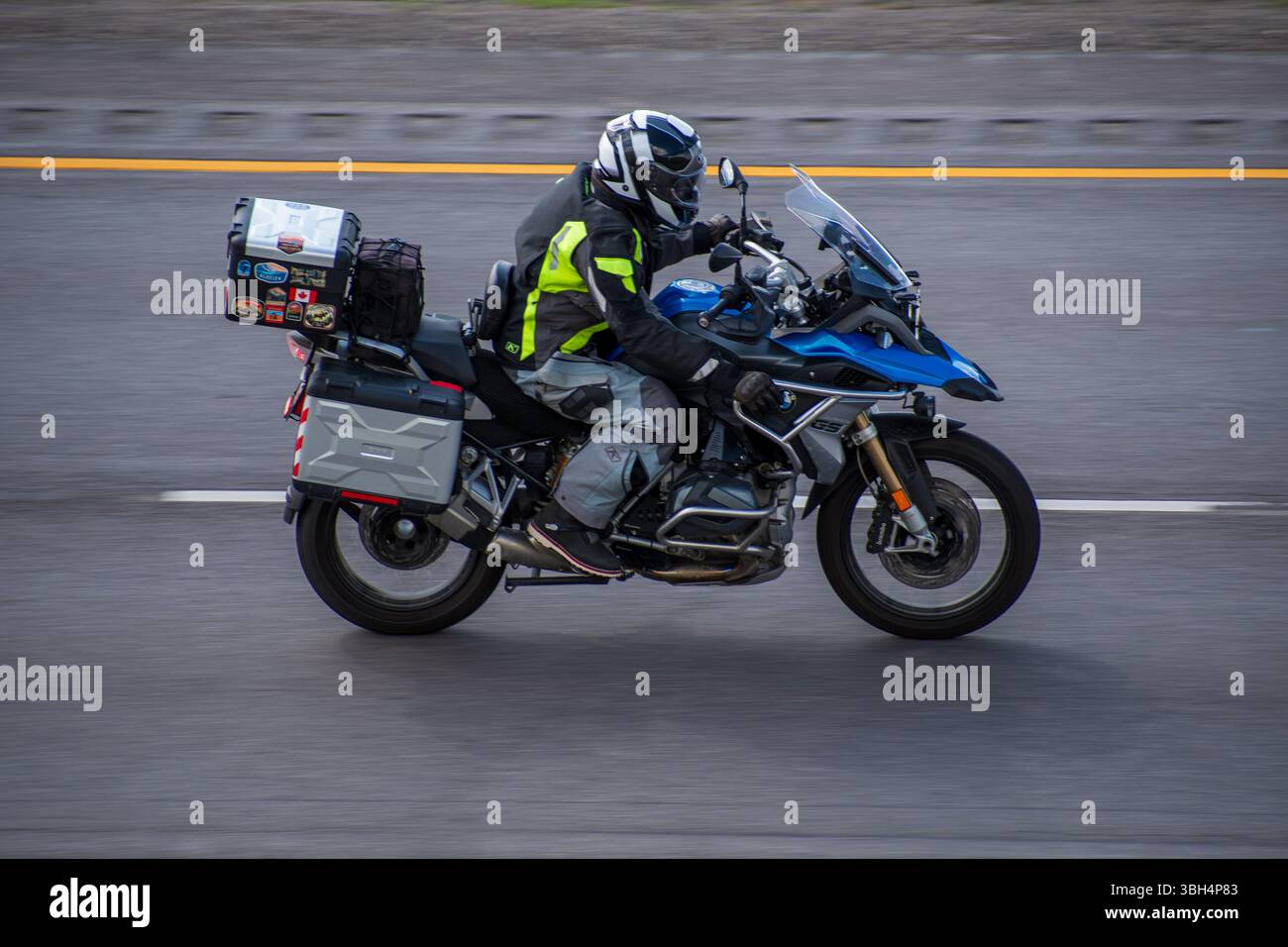 Santaquin, UT - 8. Juni: Ein Motorradfahrer fährt am 8. Juni 2025 auf der Interstate 15 in der Nähe von Santaquin, Utah, mit einem BMW Adventure-Tourenrad in Richtung Norden. Stockfoto