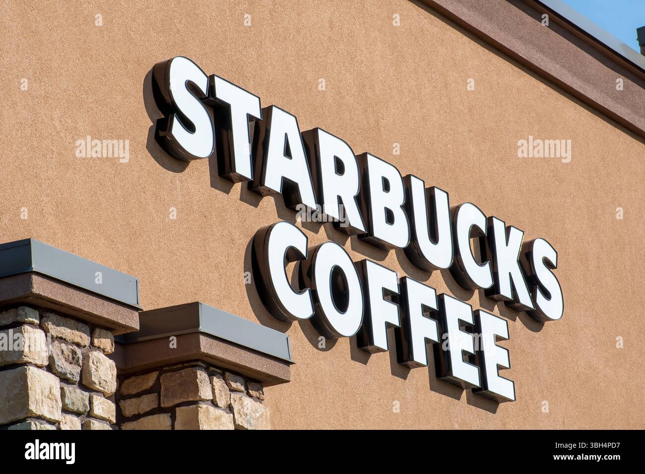 SPANISH FORK, UT, USA – 09. JUNI 2025: Außenansicht des Starbucks-Logoschildes. Starbucks ist eine US-amerikanische Kaffeehauskette mit Hauptsitz in Seattle. Stockfoto