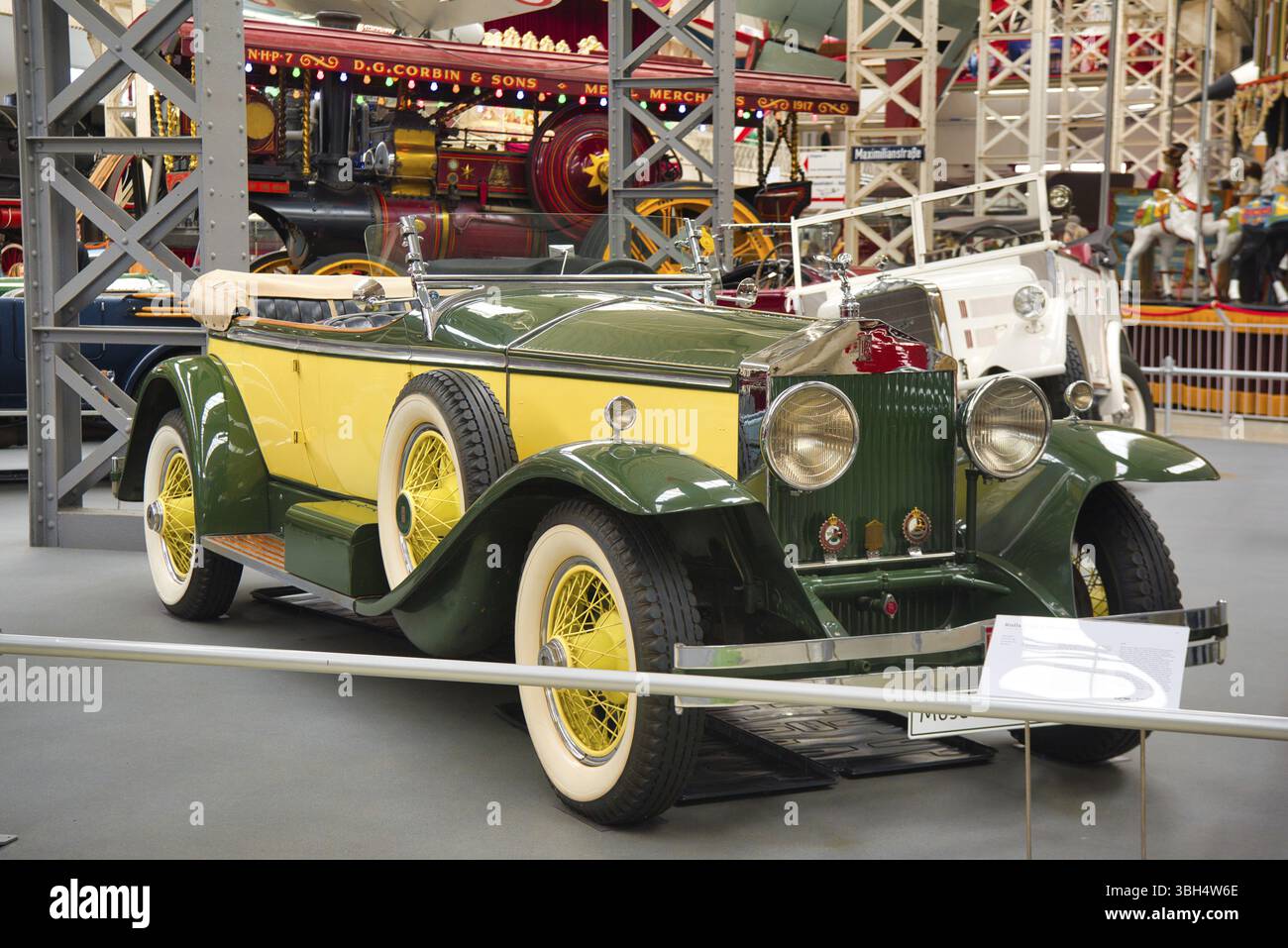 SPEYER, DEUTSCHLAND - OKTOBER 2022: Gelb beige grün ROLLT ROYCE PHANTOM I 1929 Cabrio Roadster Retro Cabrio im Technikmuseum Speyer Stockfoto