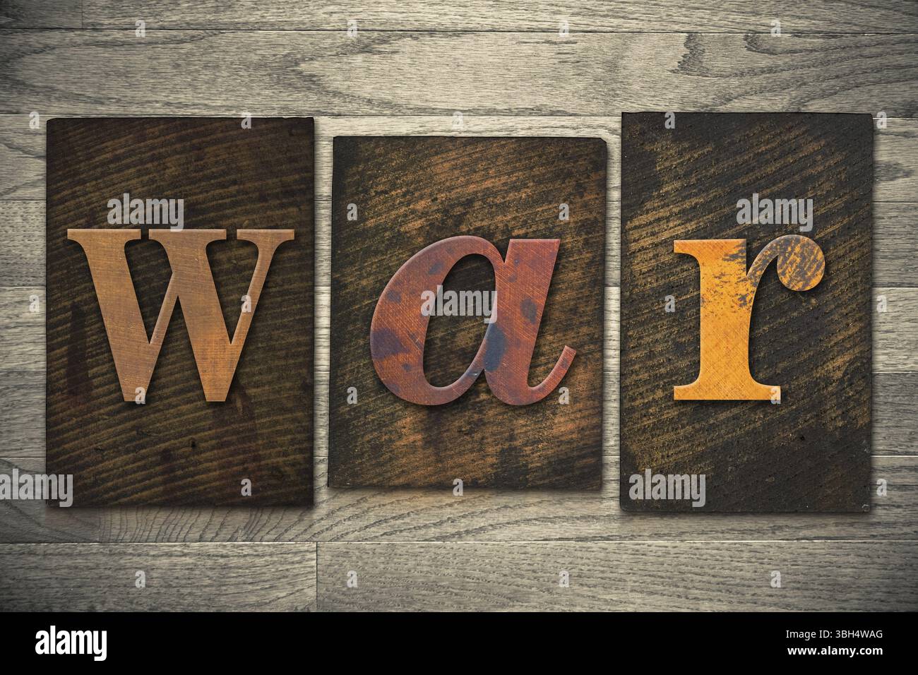 Das Wort WAR in hölzernem Buchdruck geschrieben Stockfoto