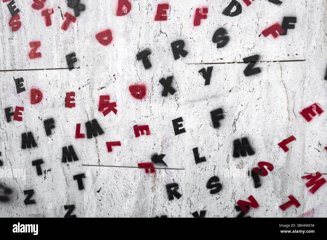 Buchstaben des Alphabets, gemalt an einer Wand. Ideal für kreative Konzepte und Hintergründe Stockfoto