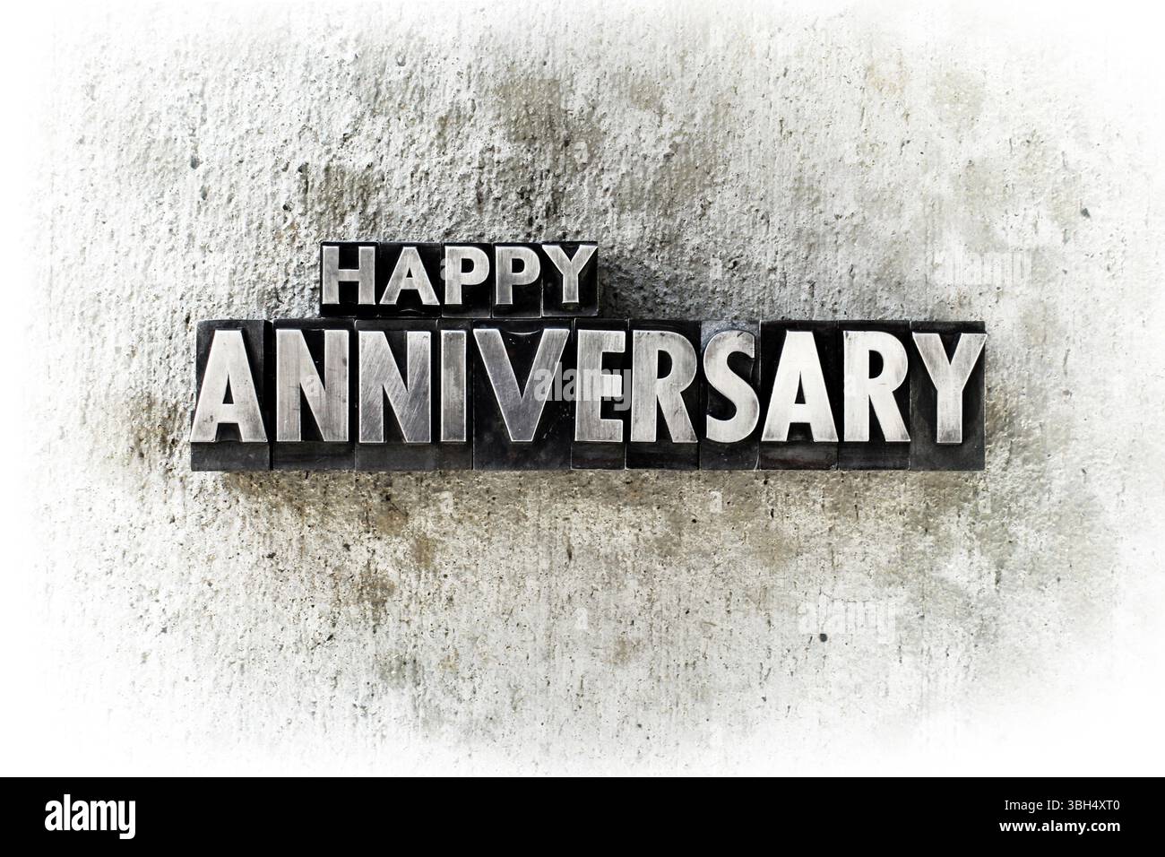 Die Worte HAPPY JUBILÄUM geschrieben in alten alten alten Letterpress-Schrift Stockfoto