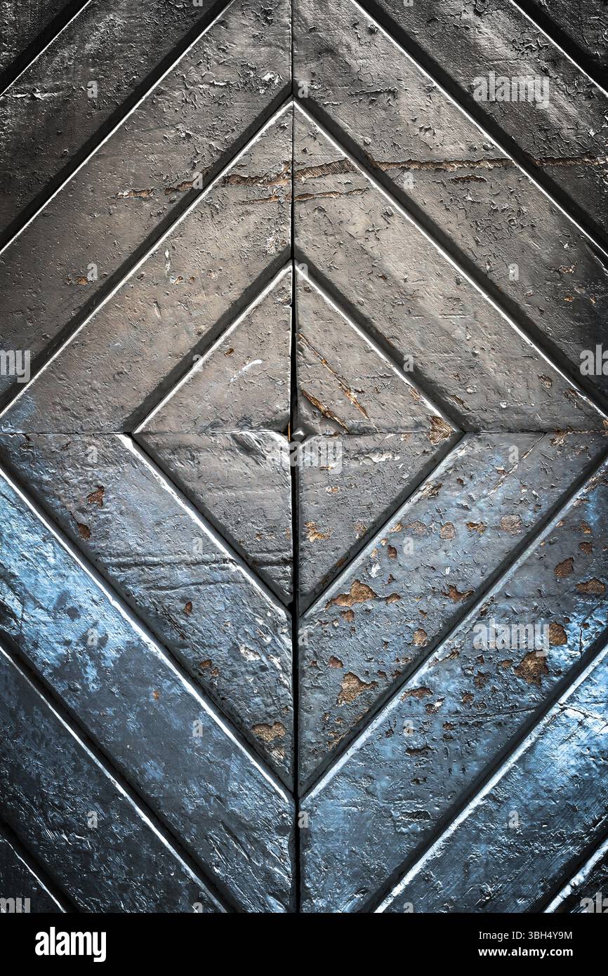 Alte Holztür mit symmetrischem Rautenmuster Stockfoto