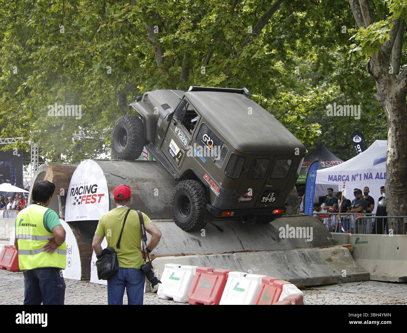 Nur die Besten überleben in diesem harten Wettkampf um 4x4 Monster Cars Stockfoto