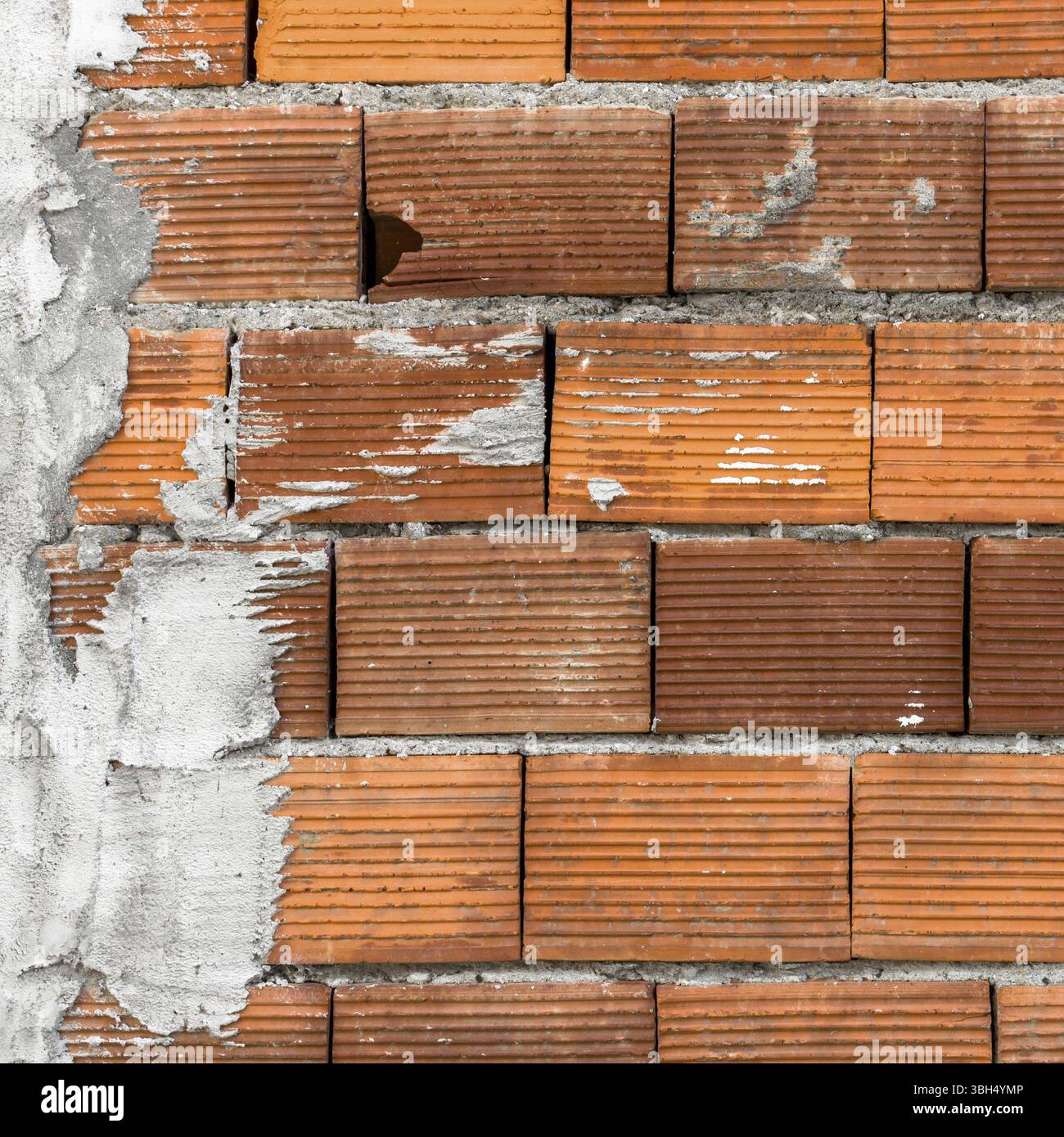 Mauer mit altem Ziegelbett Stockfoto