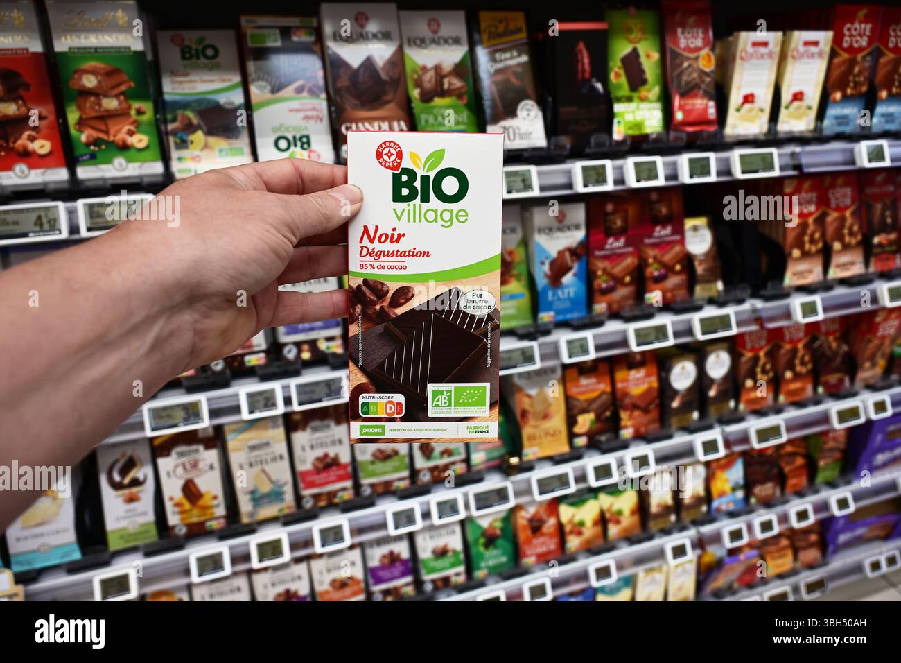 Bio-Etikett Schokoladenriegel im Lebensmittelgeschäft Stockfoto