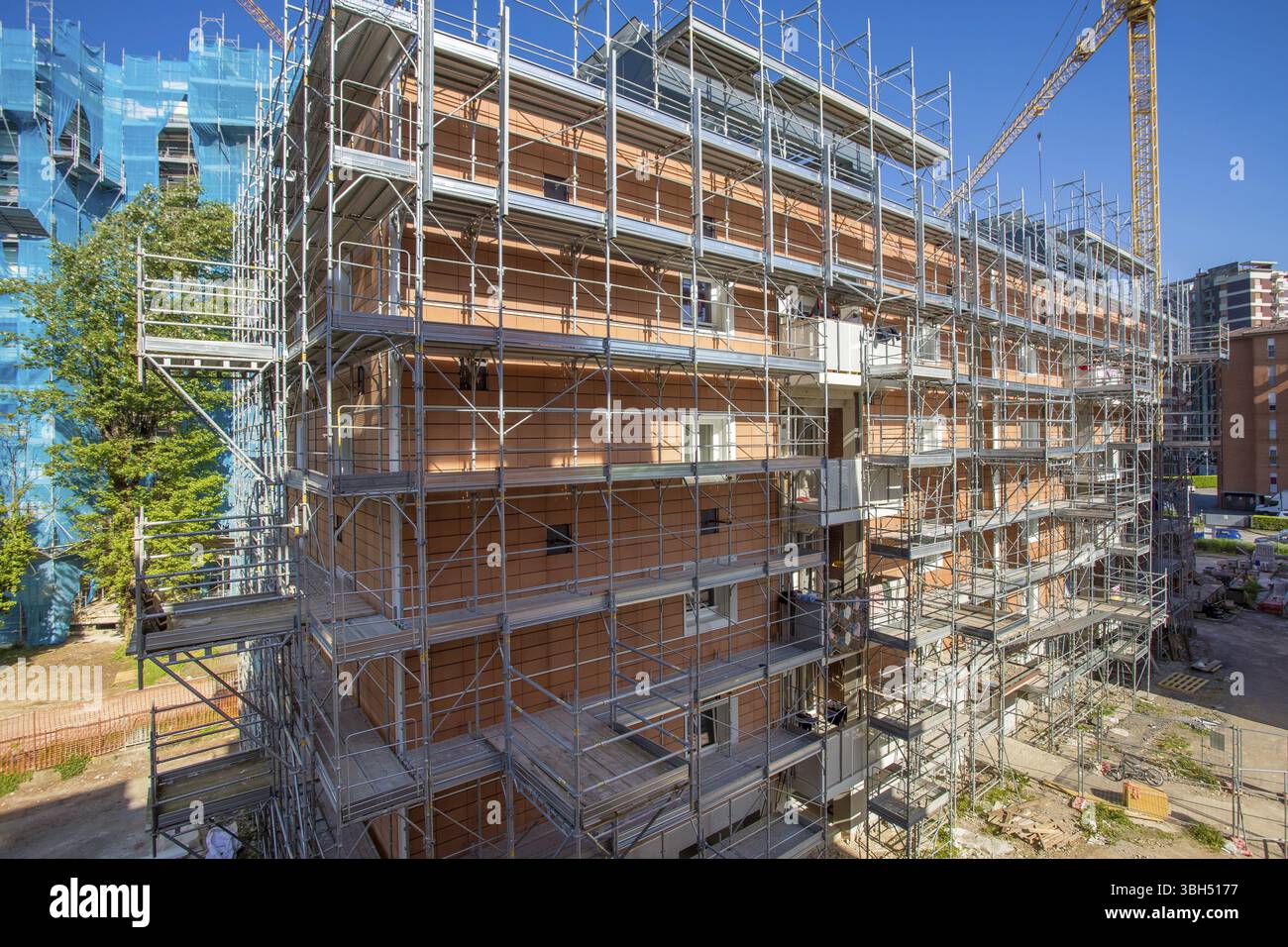 Neubaustelle mit Kranen. Baumaschinen. Baustelle moderner Mehrfamilienhäuser Stockfoto