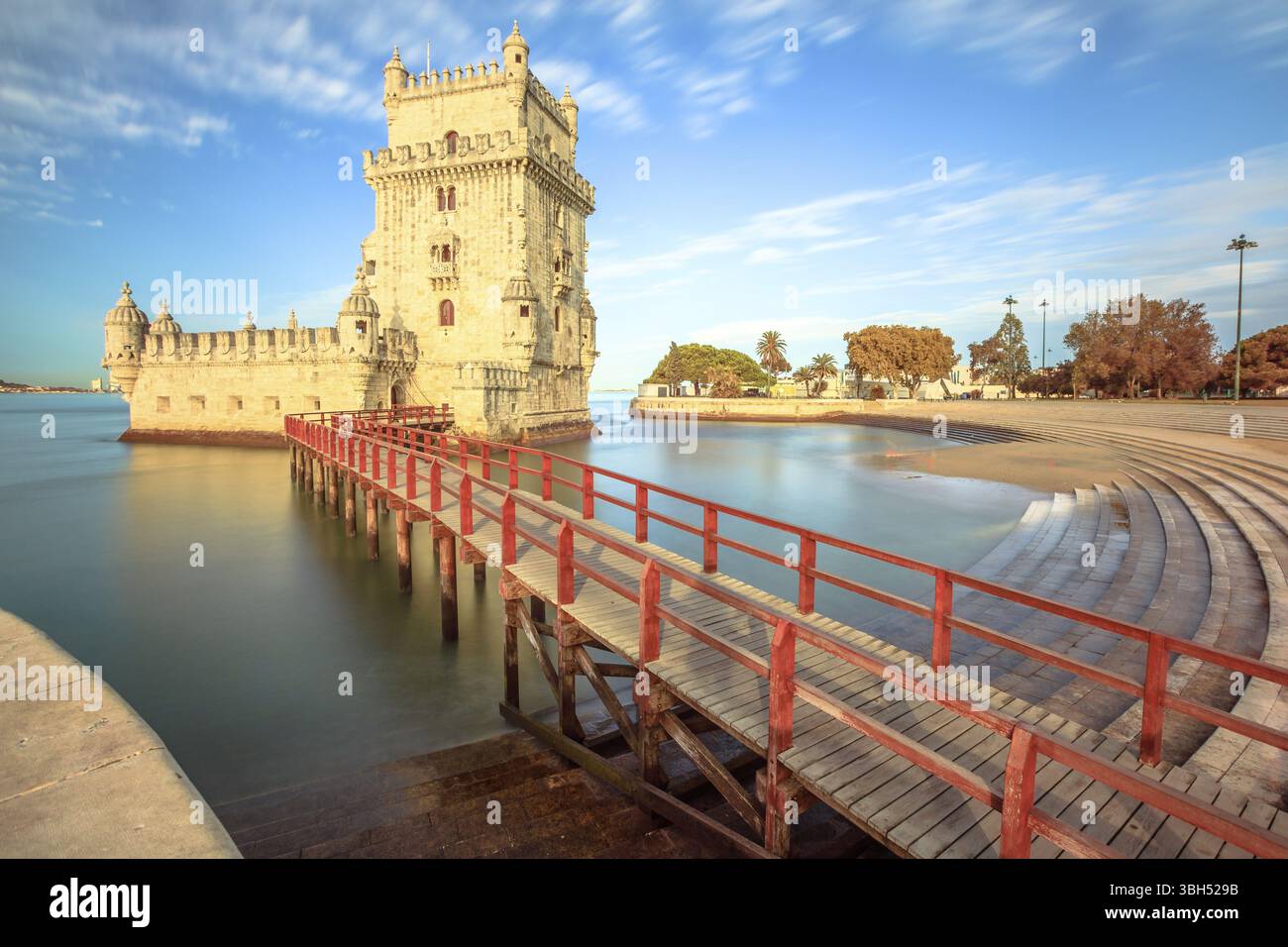 Spektakulärer Belem Tower bei Ebbe am Morgen. Der Turm von Belem ist UNESCO-Weltkulturerbe und das Symbol von Lissabon und befindet sich im Belem-Viertel Stockfoto