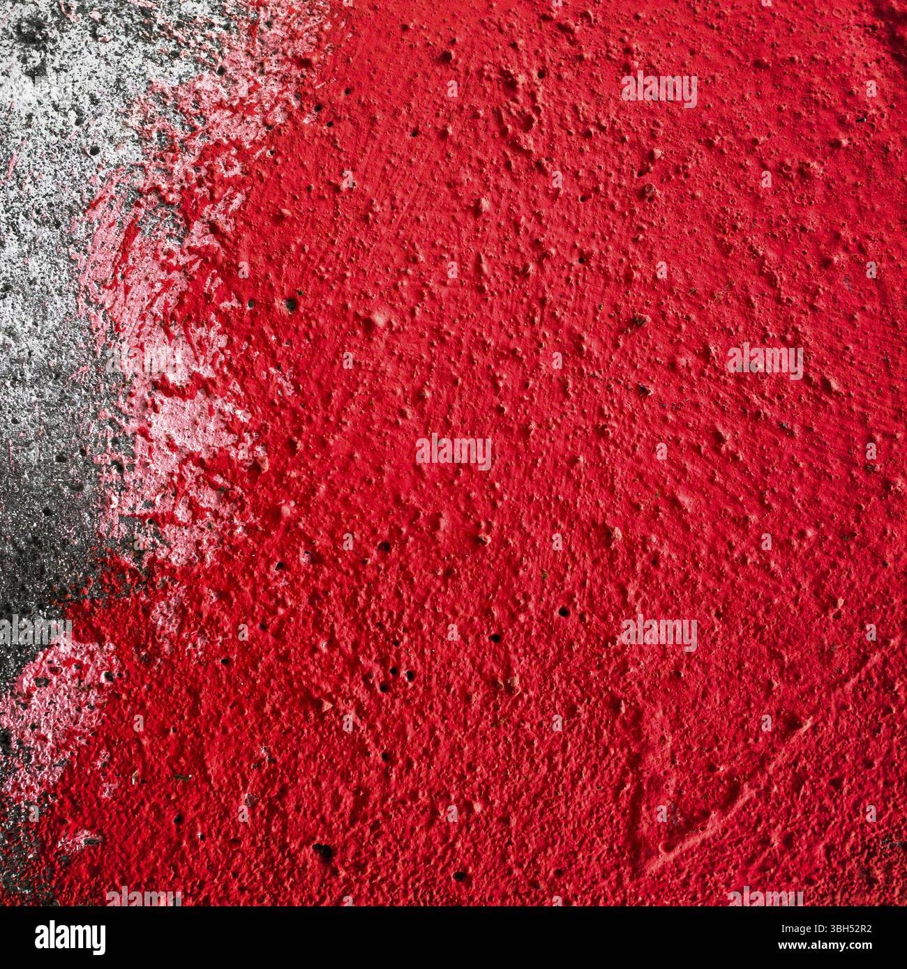 Pinselstrich rot an der Wand, im Grunge-Stil Stockfoto