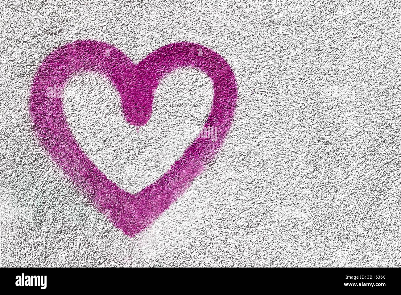 Rosa Herz auf Wand Hintergrund geprägt. Symbol der Liebe auf rustikalen Wand. Es kann als ein Valentine Thema, Poster, Wallpaper, Design t-shirts und Mor verwendet werden. Stockfoto