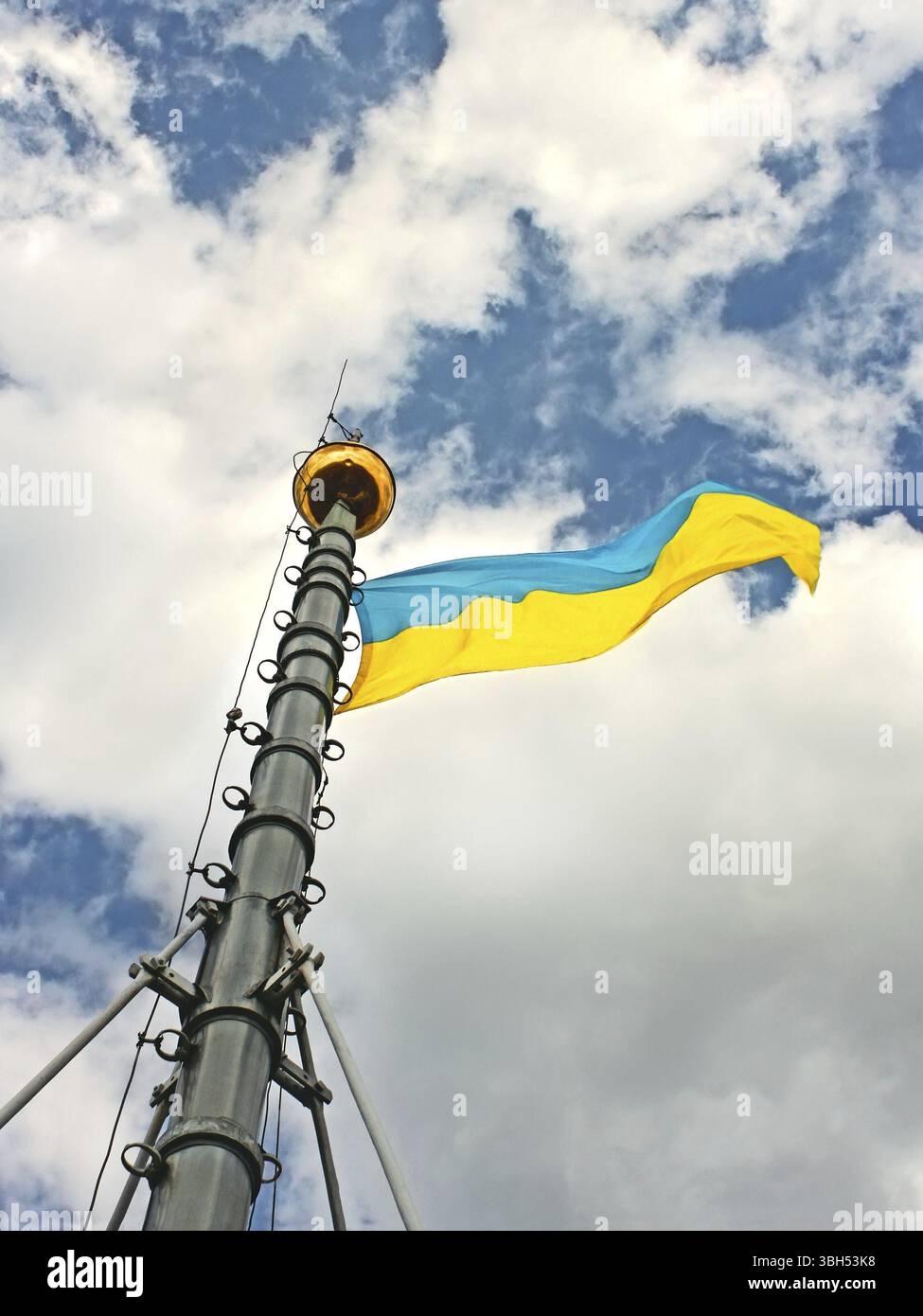 Die Flagge der Ukraine hängt am flaggenstab und winkt im Wind, angebracht am Rathaus von Lemberg, Ukraine, Europa Stockfoto